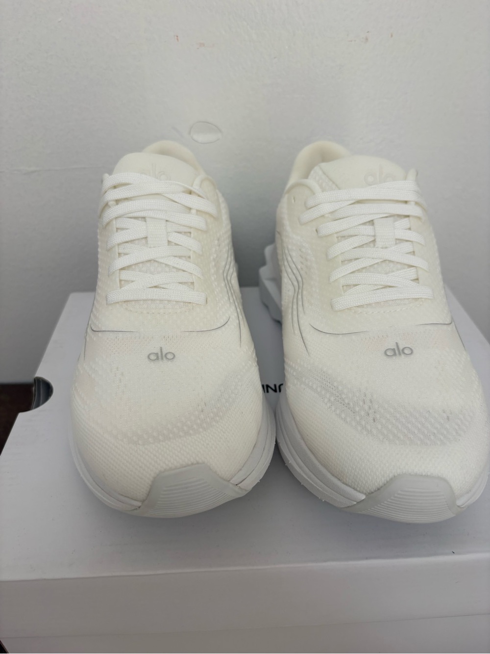 Alo Runner White/White Unisex Sneakers – New in Box | Men’s 6.5 / Women’s 8 - Picture 9 of 13